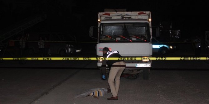 BİSİKLETİYLE OYNUYORDU: KAMYONUN ALTINDA CAN VERDİ