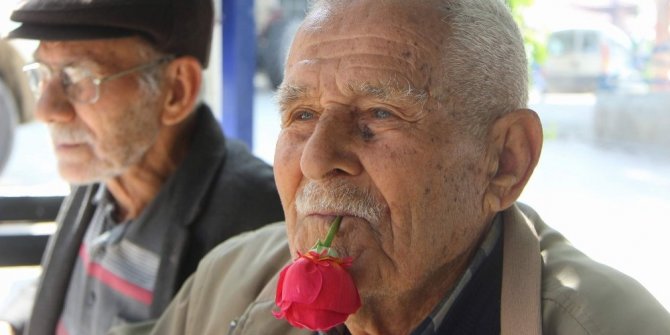 ALİ RIZA DEDE 59 YILDIR AĞZINDA GÜLLE DOLAŞIYOR