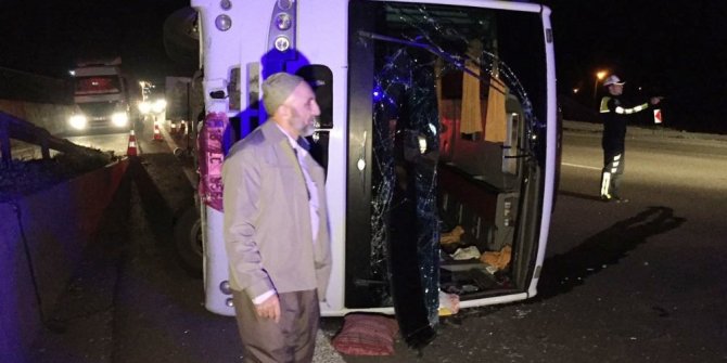 GEZİYE GİDEN MİDİBÜS DEVRİLDİ: CAN PAZARI YAŞANDI