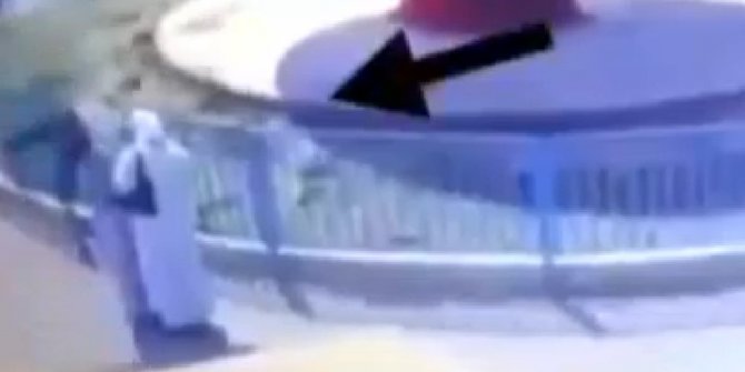 LUNAPARKTA ÇOCUK KADINLARIN ÜZERİNE DÜŞTÜ