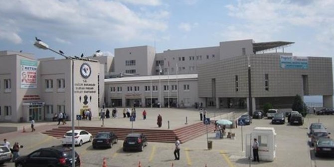 TELEFONUNU DÜŞÜRDÜĞÜ KLOZETE KOLU SIKIŞTI