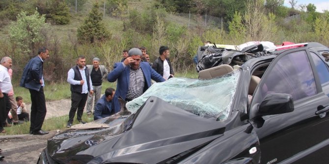 DÜĞÜNDEN DÖNEN AİLE KAZA YAPTI: 1 ÖLÜ, 6 YARALI