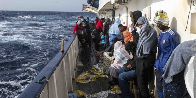 AKDENİZ’DE GÖÇMENLERİ TAŞIYAN BOT ALABORA OLDU