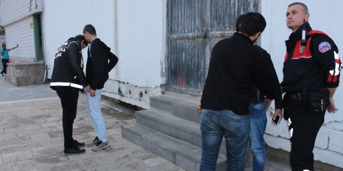 CÜZDANDAN ÇIKANLAR POLİSİ KAHKAHALARA BOĞDU