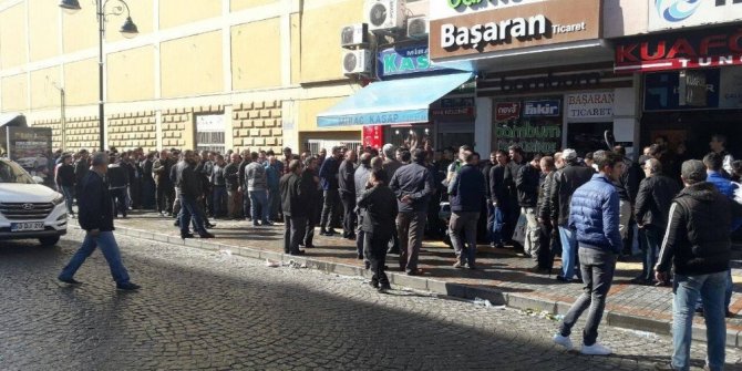 SABAHIN ERKEN SAATLERİNDEN İTİBAREN KUYRUĞA GİRDİLER
