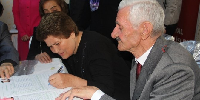 61 YAŞINDAKİ HATİCE ULUCAN MUTLULUĞA HUZUREVİNDE İMZA ATTI