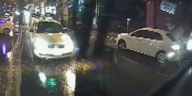 ŞERİTTEN ÇIKAN TAKSİ OTOBÜSE BÖYLE ÇARPTI