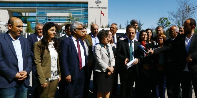 HDP’LİLER ANAYASA MAHKEMESİ ÖNÜNDE BASIN AÇIKLAMASI YAPTI