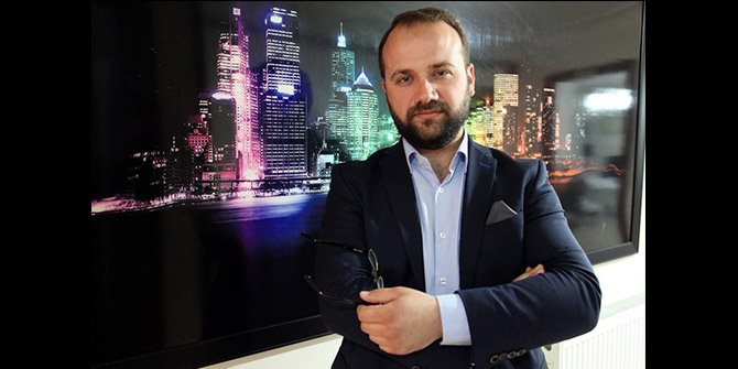 BİR ŞİRKET YAZILIM DESTEĞİ VERİYOR