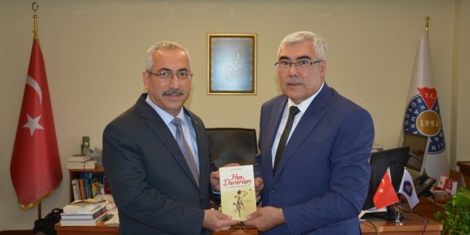 REKTÖR DEVECİ’YE KİTABINI TAKDİM ETTİ