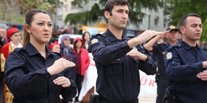 POLİSLER İSTİKLAL MARŞI'NI İŞARET DİLİYLE OKUDU