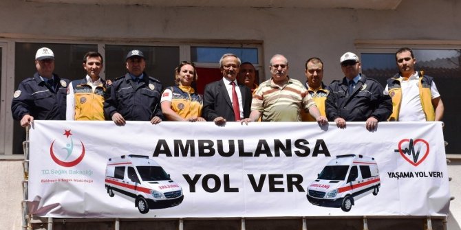 "BAYRAK ASAN DAYI" 112 İÇİN BALKONA ÇIKTI