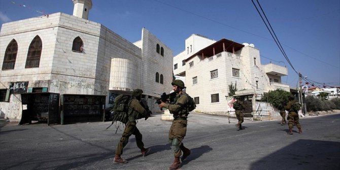 İSRAİL GÜÇLERİ 15 FİLİSTİNLİYİ GÖZALTINA ALDI