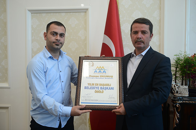2016 YILININ EN BAŞARILI BELEDİYE BAŞKANI ÖDÜLÜNÜ ALDI