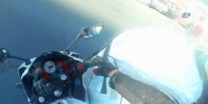 KIRMIZI IŞIKTA GEÇEN SÜRÜCÜ MOTOSİKLETE ÇARPTI