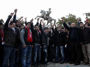 Taraftardan Düdüklü Protesto