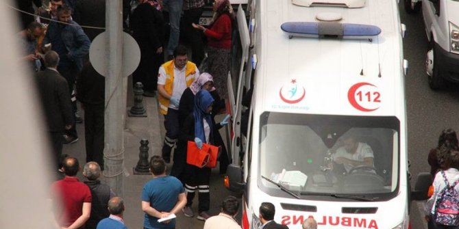 VAHŞET! BOŞANDIĞI EŞİNİ VE KOCASINI BIÇAKLADI