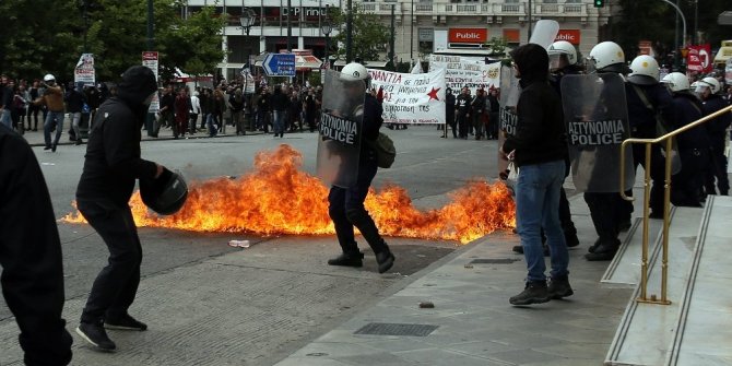 YUNANİSTAN SOKAĞA DÖKÜLDÜ