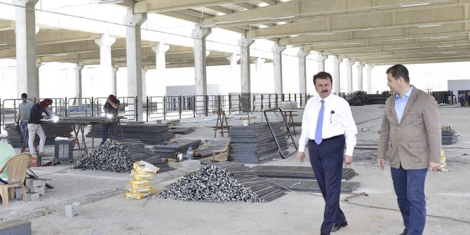 BAŞKAN ERKOÇ CANLI HAYVAN BORSASI’NDA İNCELEME YAPTI