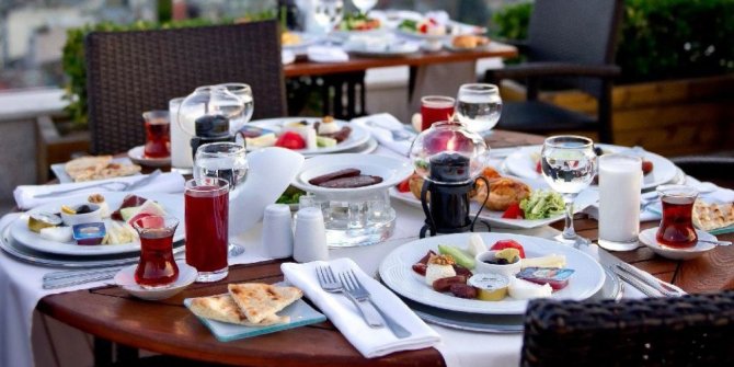 İFTARDA VE SAHURDA NE YEMELİ, NELERE DİKKAT ETMELİ ?