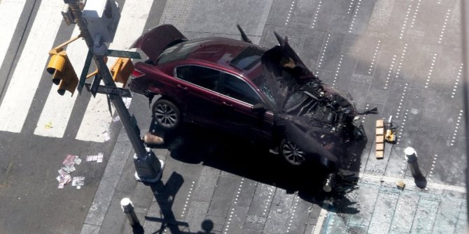 OTOMOBİL YAYALARA ÇARPTI; 1 ÖLÜ, 22 YARALI