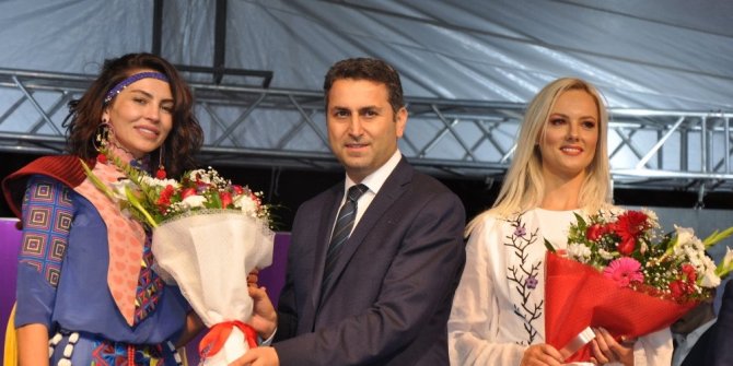 ÜNLÜ MANKENLER GELENEKSEL MOTİFLERLE PODYUMDA