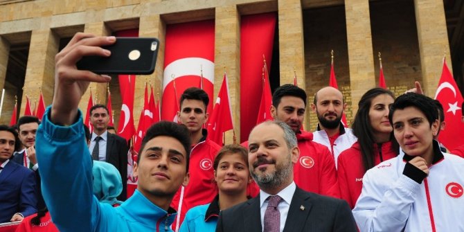 81 İLDEN GELEN GENÇLER ATA’NIN HUZURUNDA