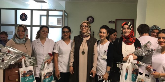 200 HEMŞİREYİ ZİYARET EDEREK KARANFİLLER VE ÇEŞİTLİ HEDİYELER VERDİLER