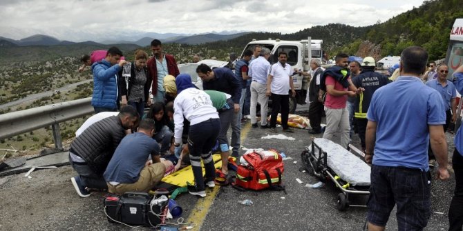 TATİL YOLUNDA FECİ  KAZA; ÖLÜ VE YARALILAR VAR