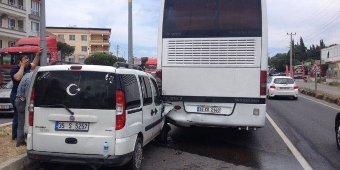 KAMYONET İLE OTOBÜS ÇARPIŞTI: 4 YARALI