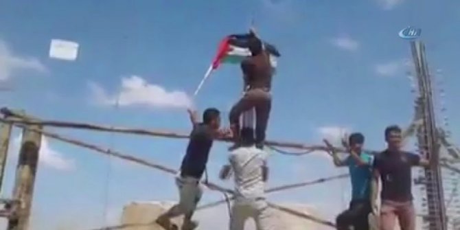 İSRAİL’İN ASKERİ KAPISINA, FİLİSTİN BAYRAĞINI ASTILAR