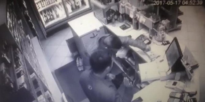 BIÇAKLI MARKET SOYGUNU KAMERADA