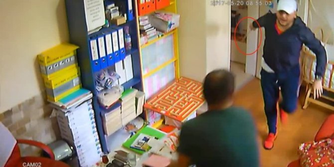 OĞLUNU GÖRMEK İÇİN EKMEK BIÇAĞIYLA KREŞİ BASTI