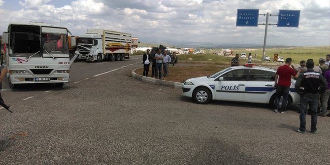 ZİNCİRLEME TRAFİK KAZASI: 20 YARALI