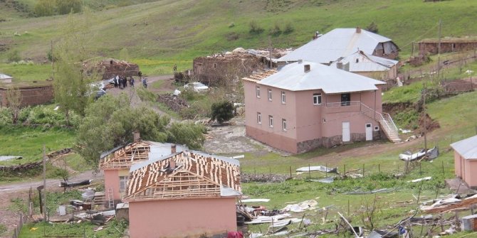 BİNGÖL’DE FIRTINA 2 KİŞİ YARALANDI, 28 EV VE AHIR ZARAR GÖRDÜ