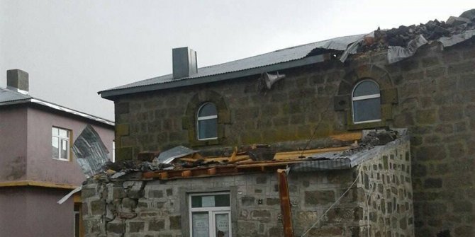 KARS’TA RÜZGAR CAMİ MİNARESİNİ YIKTI