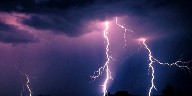 TARLADA ÇALIŞIRKEN YILDIRIM ÇARPAN LİSELİ HAYATINI KAYBETTİ