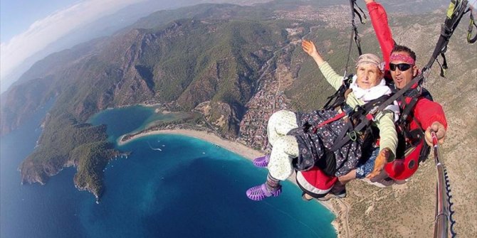 YAŞLI KADININ YAMAÇ PARAŞÜTÜNDEKİ GÖRÜNTÜLERİNE YOĞUN İLGİ