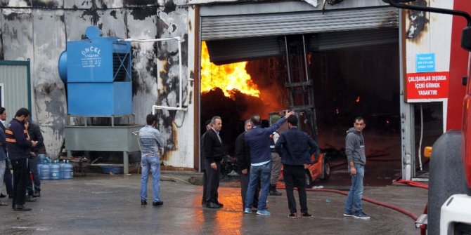 PLASTİK GERİ DÖNÜŞÜM FABRİKASINDA KORKUTAN YANGIN