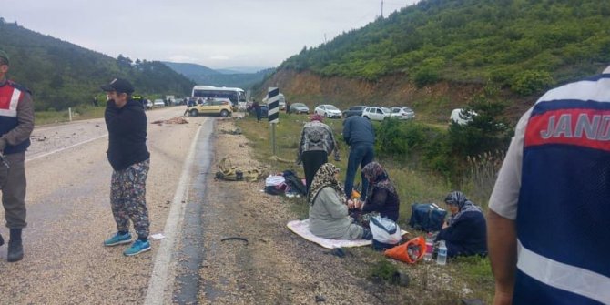 BURSA’DA MİDİBÜS İLE OTOMOBİL ÇARPIŞTI: ÖLÜ VE YARALILAR VAR