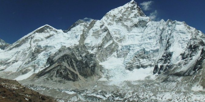 EVEREST’E TIRMANMAYA ÇALIŞAN DAĞCI HAYATINI KAYBETTİ