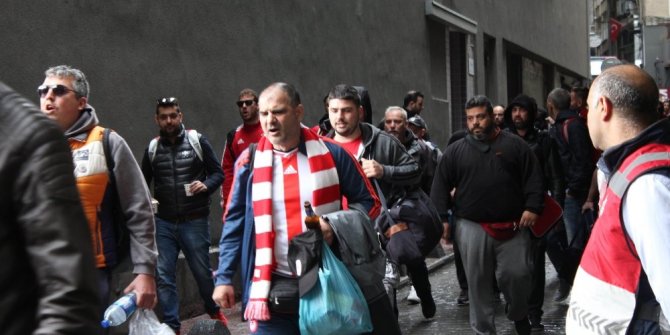 OLYMPİAKOS TRİBÜN LİDERİ UYUYA KALINCA...