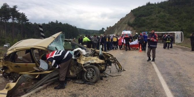 MİNİBÜS İLE OTOMOBİL ÇARPIŞTI: 3 ÖLÜ