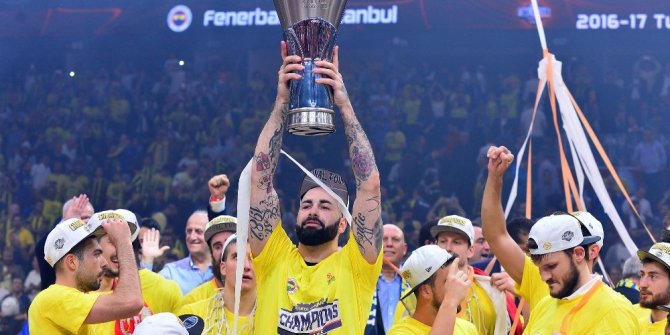 ŞAMPİYON KUPASINI ALDI