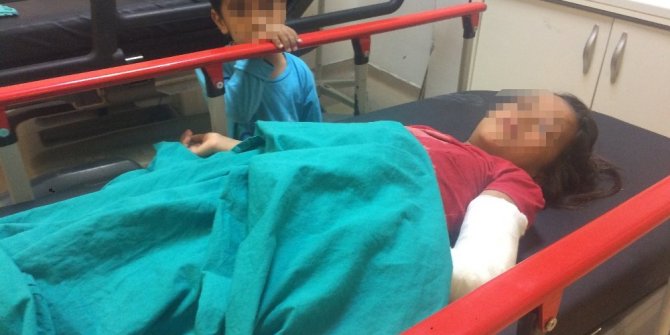 ANNESİNİ KORUMAYA ÇALIŞAN KIZINI HASTANELİK ETTİ!