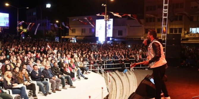 BERGAMA EMRE ALTUĞ’LA COŞTU