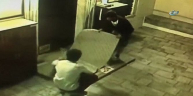 CAMİ AVLUSUNDAKİ HALIYI ÇALAN HIRSIZLAR KAMERADA