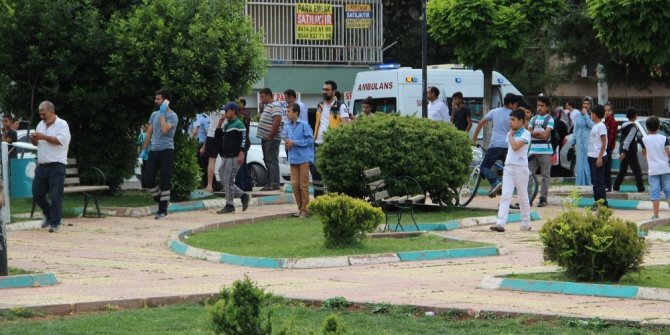 TAŞLI SOPALI AKRABA KAVGASI: 3 YARALI