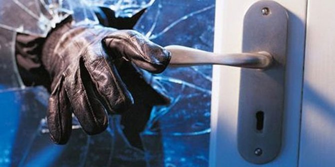 ÜNLÜ MAĞAZA SOYULDU