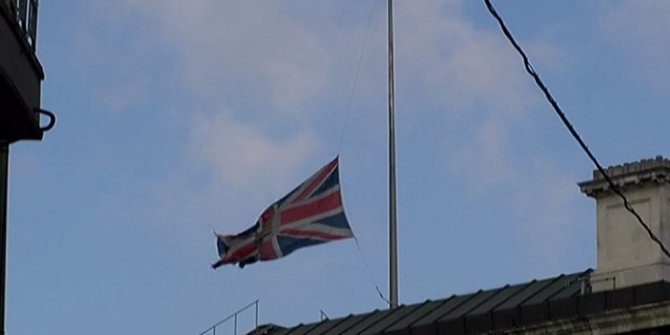 BAYRAKLAR YARIYA İNDİRİLDİ